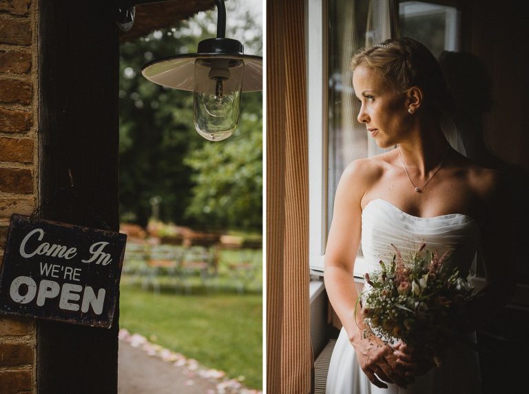 Hochzeitsfotografie-Frau-Siemers-Hof Weihe-Braut steht erwartungsvoll am Fenster. In die Zukunft blickend