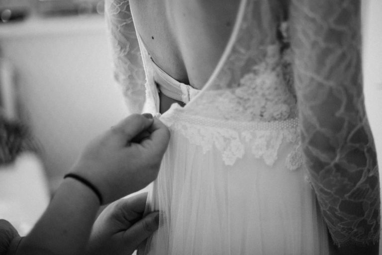 Detail Brautkleid anziehen.