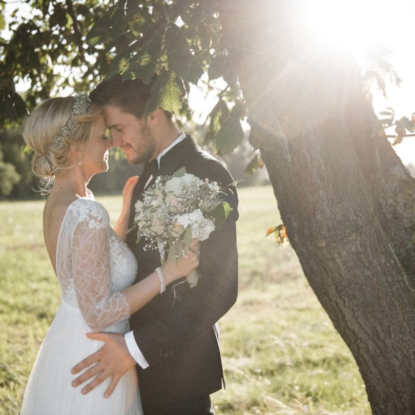 Hochzeitsfotografie Gut Basthorst- Hochzeitspaar unter dem Kastanienbaum
