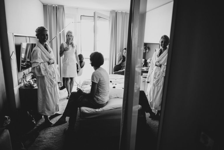 Hochzeitsfotografie Sankt-Peter Ording- Getting Ready Strandgut Resort Hotelzimmer Braut/Strandgut Resort / Hochzeitsfotografie/ Sankt-Peter Ording/ Getting Ready