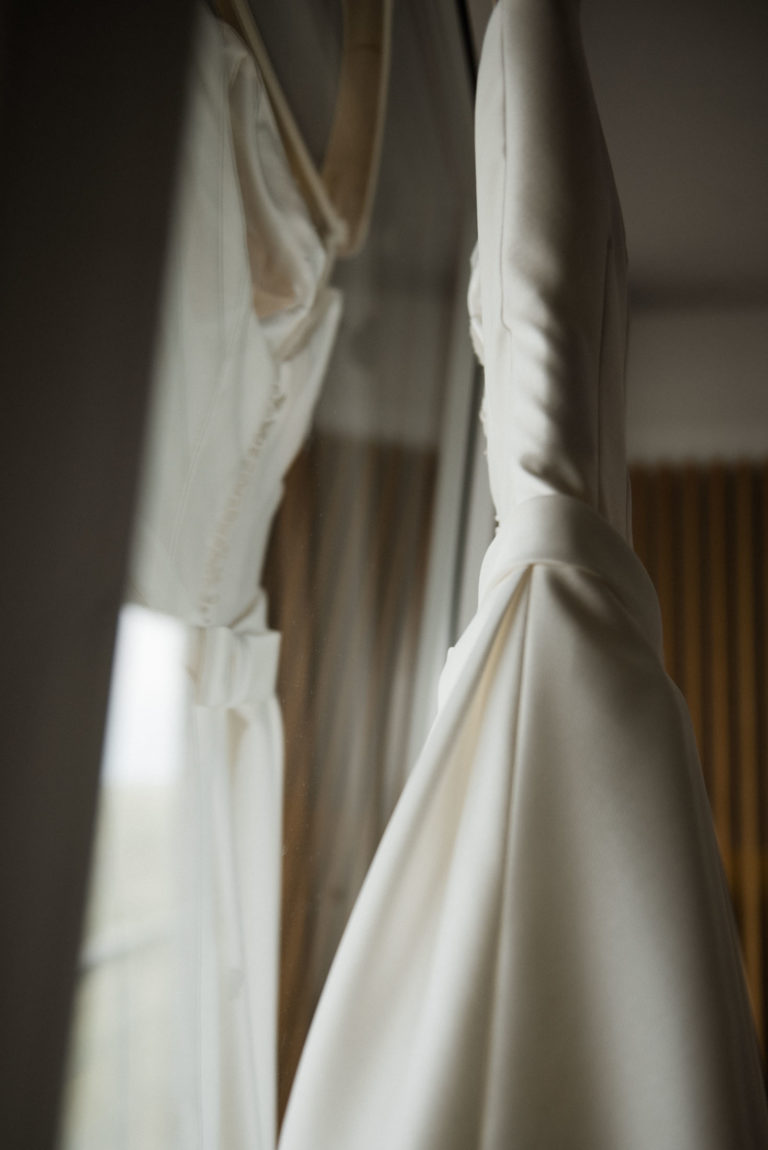 Hochzeitsfotografie Sankt-Peter Ording- Getting Ready Strandgut Resort- Details Brautkleid