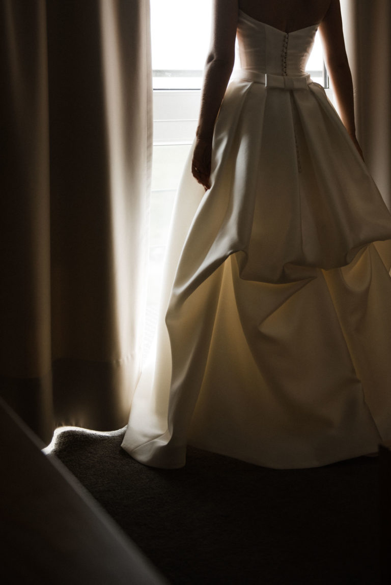 Hochzeitsfotografie Sankt-Peter Ording- Getting Ready Strandhotel- Brautkleid von hinten