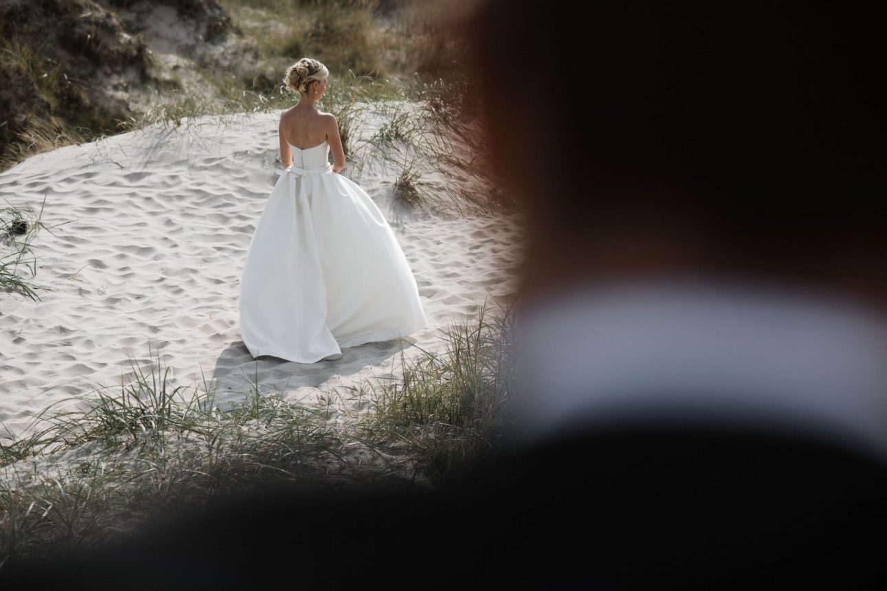 Hochzeitsfotografie Sankt-Peter Ording- Hochzeitsbilder am Strand- Fokus auf die Braut.