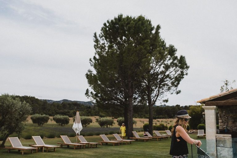 Hochzeitsfotografie Provence- Destination Hochzeit- Beginn get together - Braut schaut auf Swimmingpool