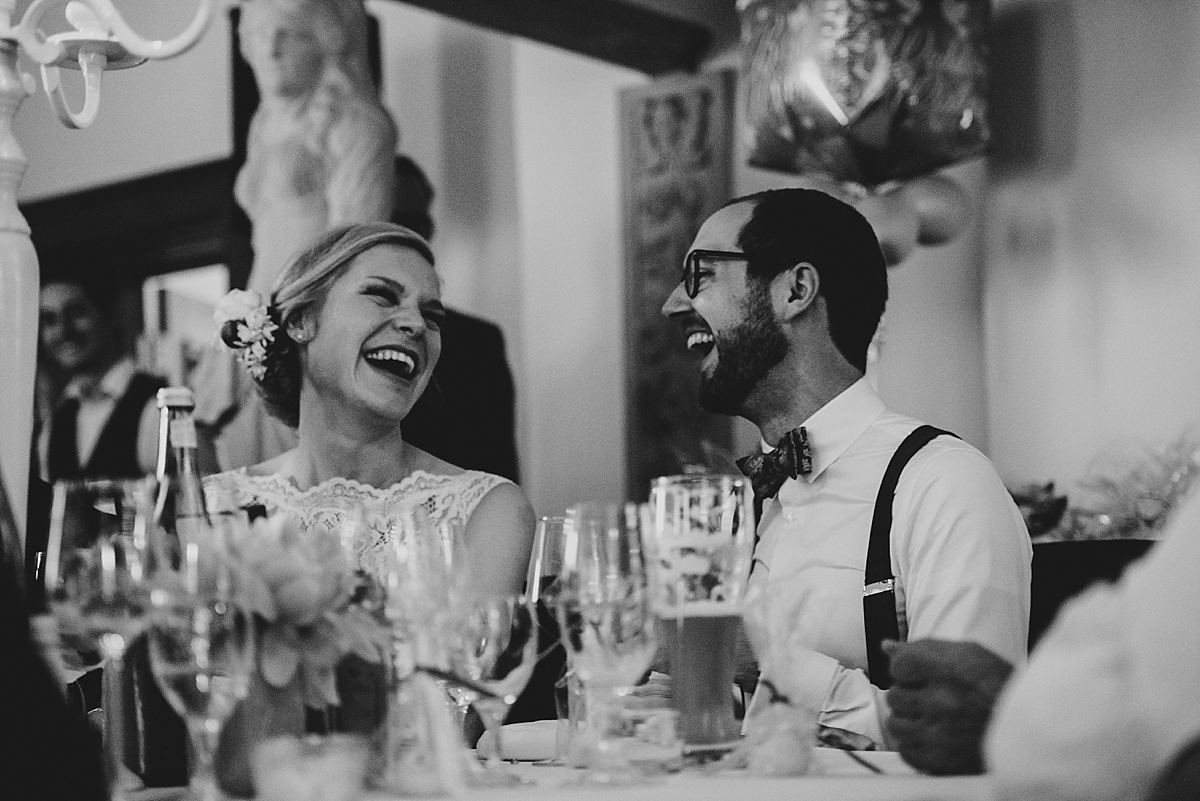 Hochzeitsfotografie Dorsten- Dinnersituation lachendes Brautpaar