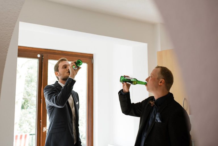 Hochzeitsfotografie Bremen- Hochzeitsdokumentation- Getting Ready- Bräutigam und Trauzeuge trinken Bier.