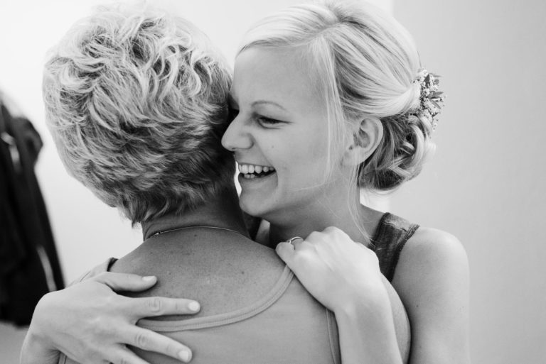 Hochzeitsfotografie Bremen- Hochzeitsdokumentation- Getting Ready- Braut umarmt ihre Mutter.