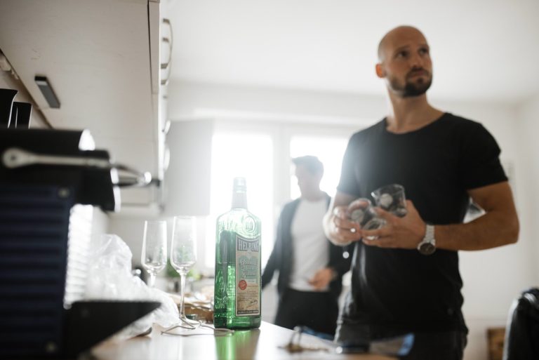Hochzeitsfotografie Hamburg- Reportage Getting Ready- Schnaps trinken.