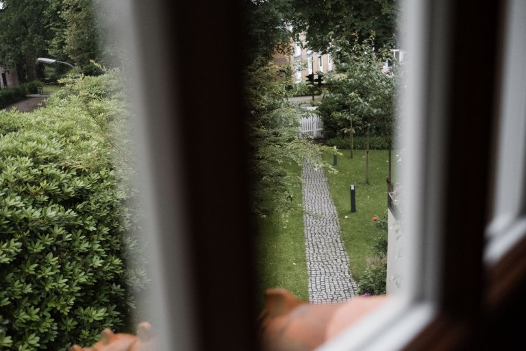 Hochzeitsfotografie Hamburg- Blick aus dem Fenster