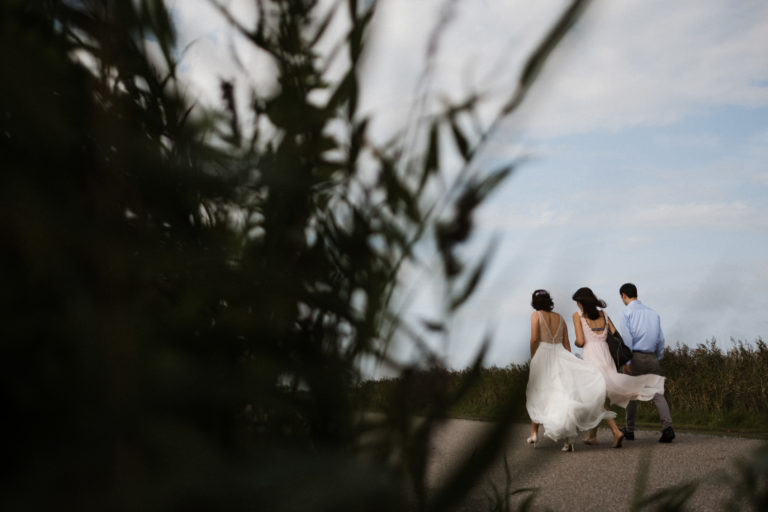 Hochzeitsfotografie Sankt-Peter-Ording- Standesamtliche Trauung, Spaziergang zu den Pfahlbauten.