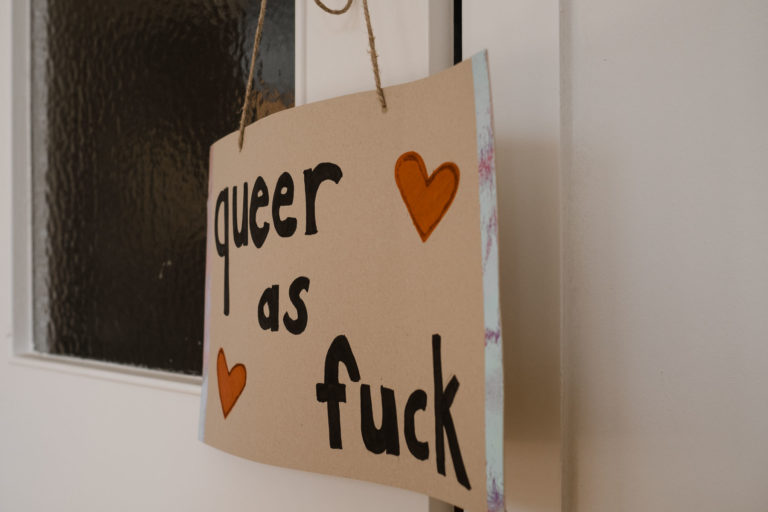 Diese Schild baumelte an der Tür unsere Brautpaares, auf dem Schild steht Queer as fuck.