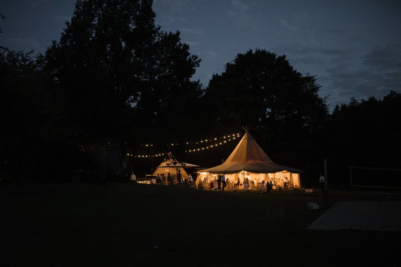 Hochzeitsfotografie Seehotel Töpferhaus- Dinner- Partyzelt in Festbeleuchtung.