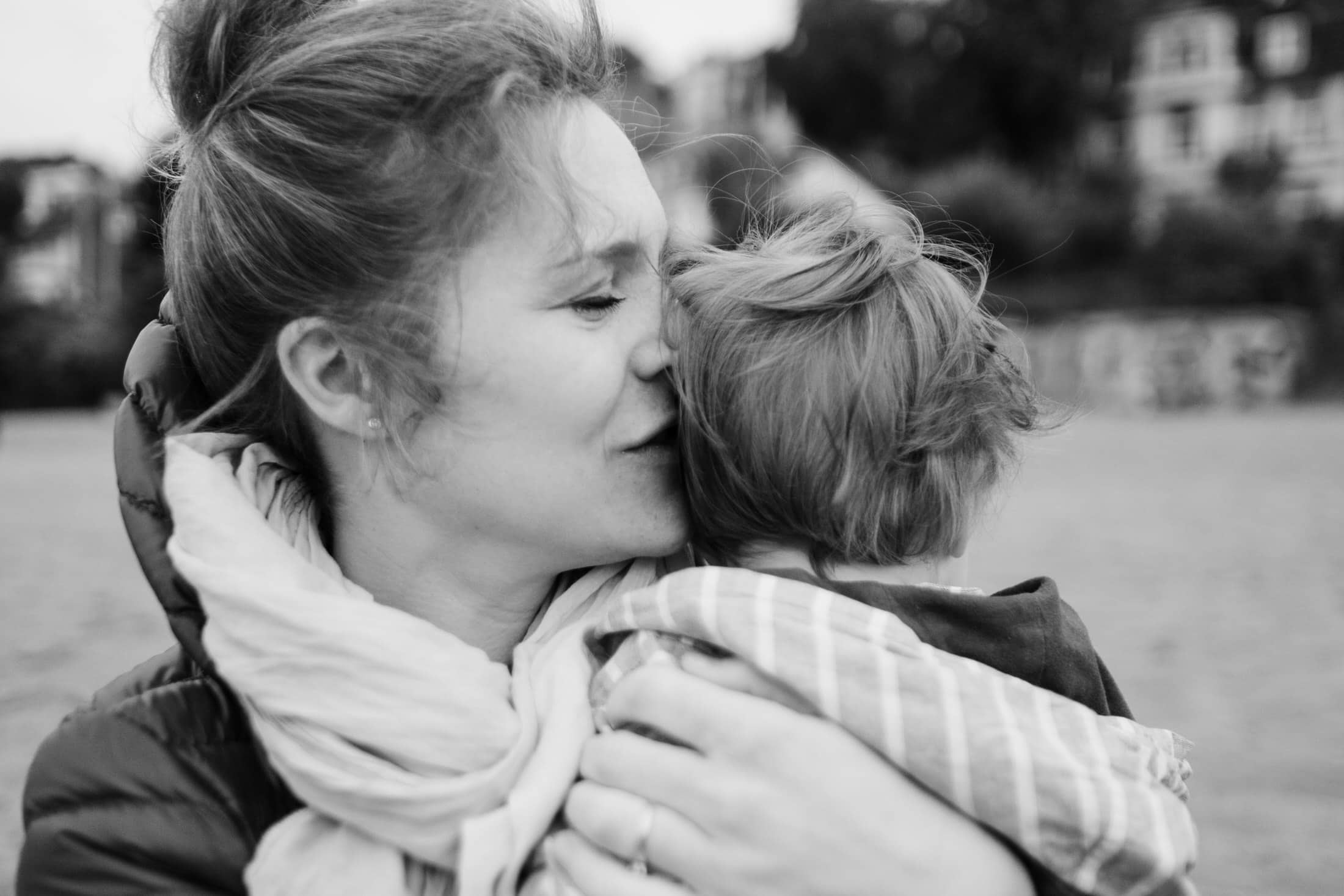 Familienfotografie Hamburg- Kinderfotografie- Mutter küsst Kind