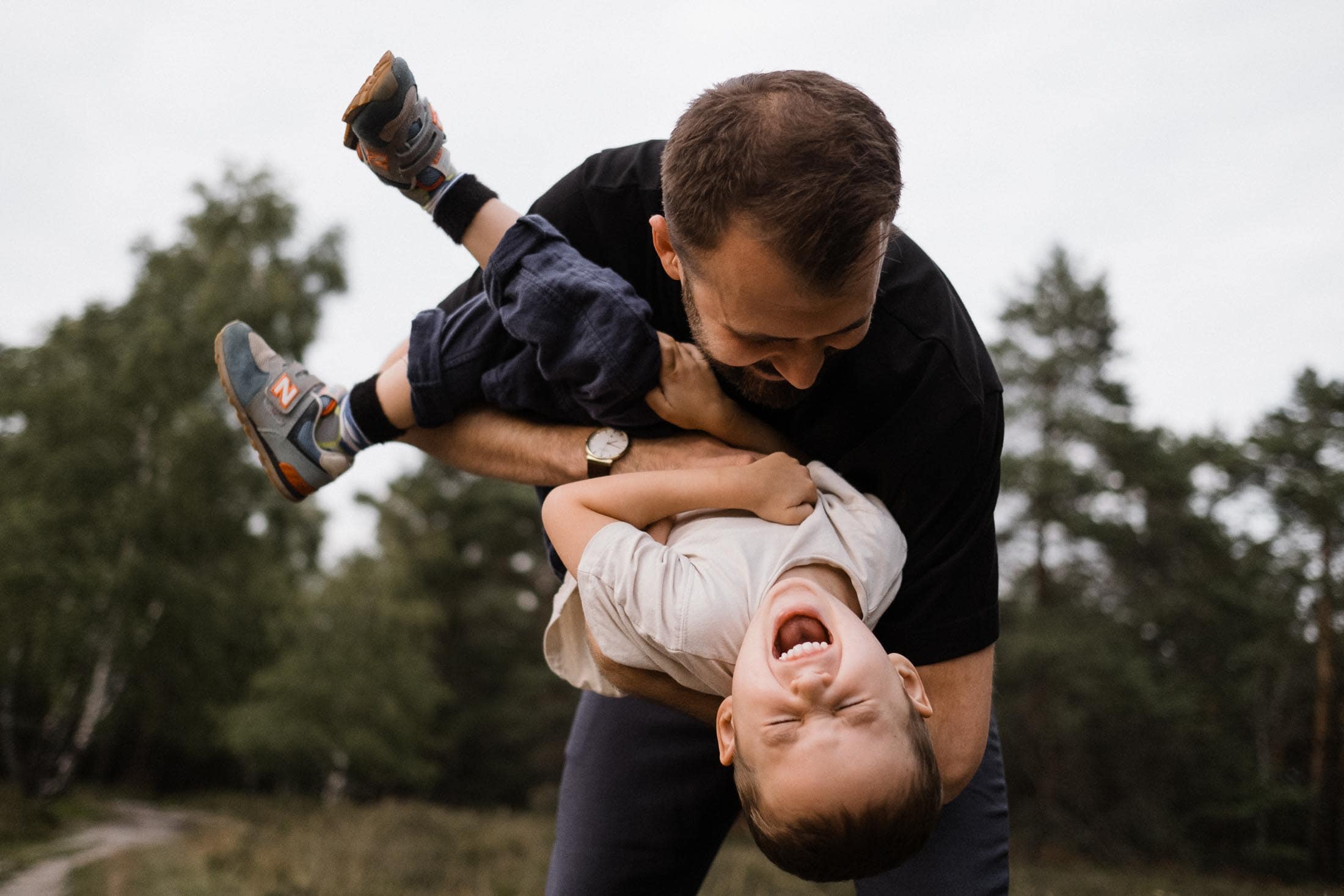 Familienfotografie Hamburg- Kinderfotografie- Vater tobt mit seinem Sohn