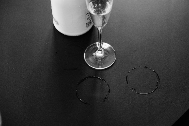 Hochzeitsfotografie Insel Foehr_Getting Ready- Abdrücke von Sektgläsern auf schwarzem Tisch.