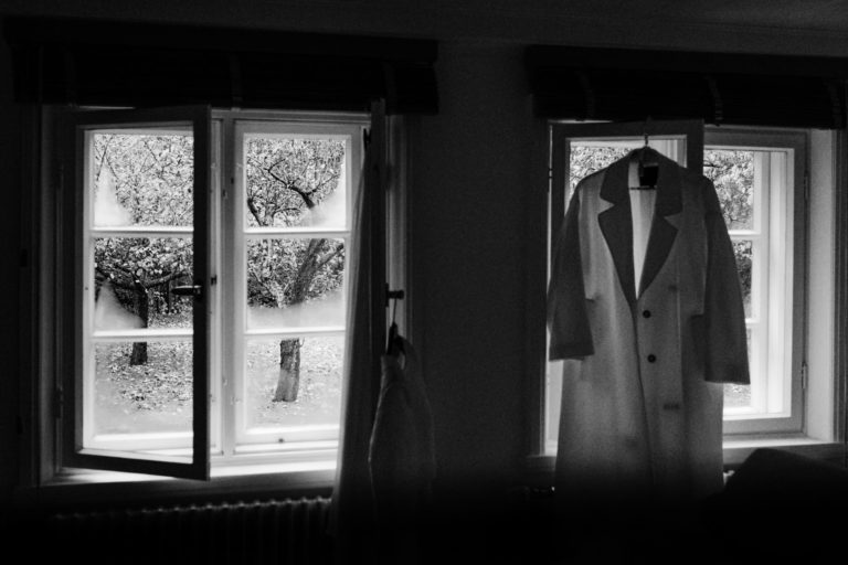 Hochzeitsfotografie Insel Foehr_Getting Ready- Blick durch die Fenster in den Garten.