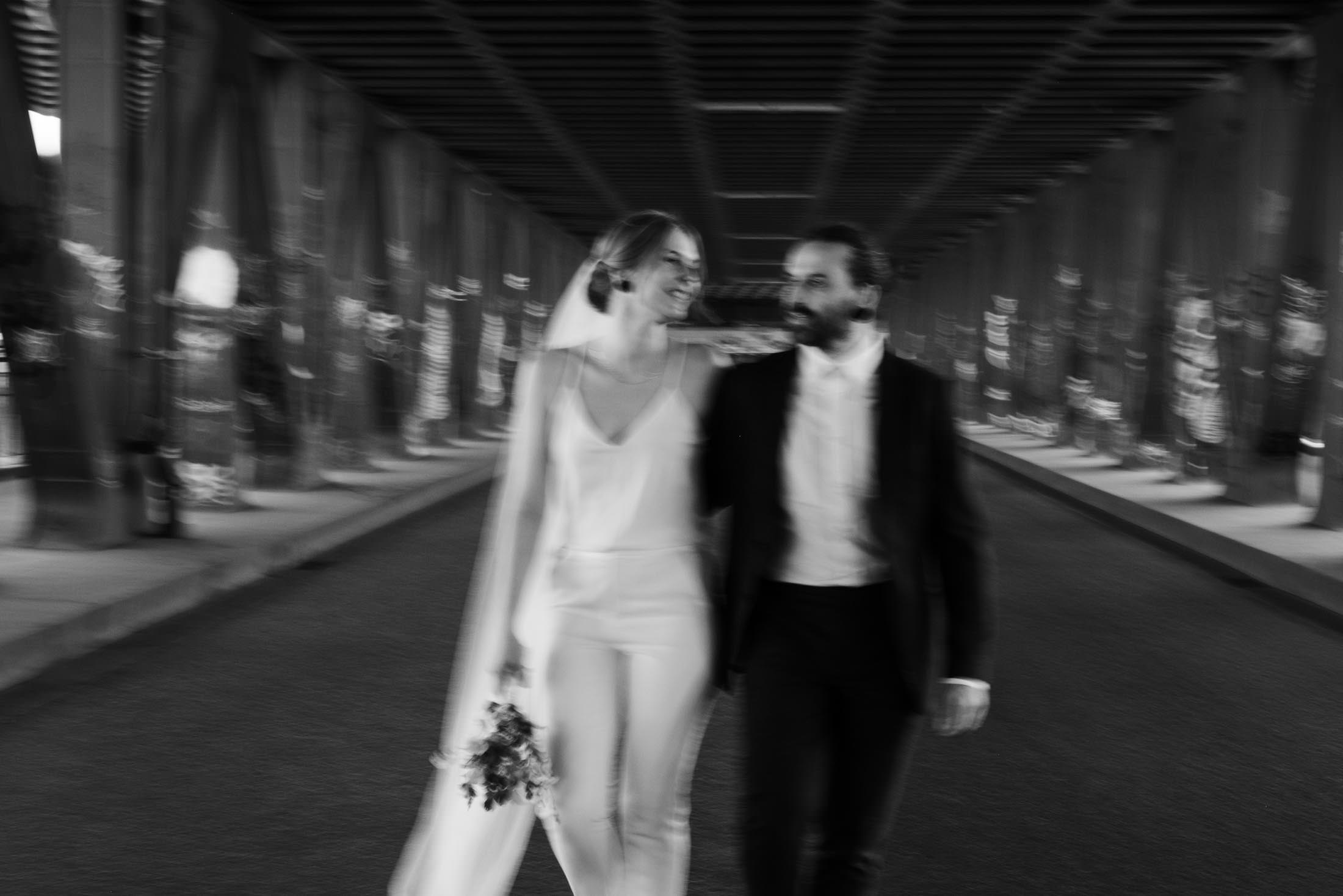 Urbane Hochzeit in Hamburg. Hochzeitspaar läuft Hand in Hand eine Straße entlang. 
