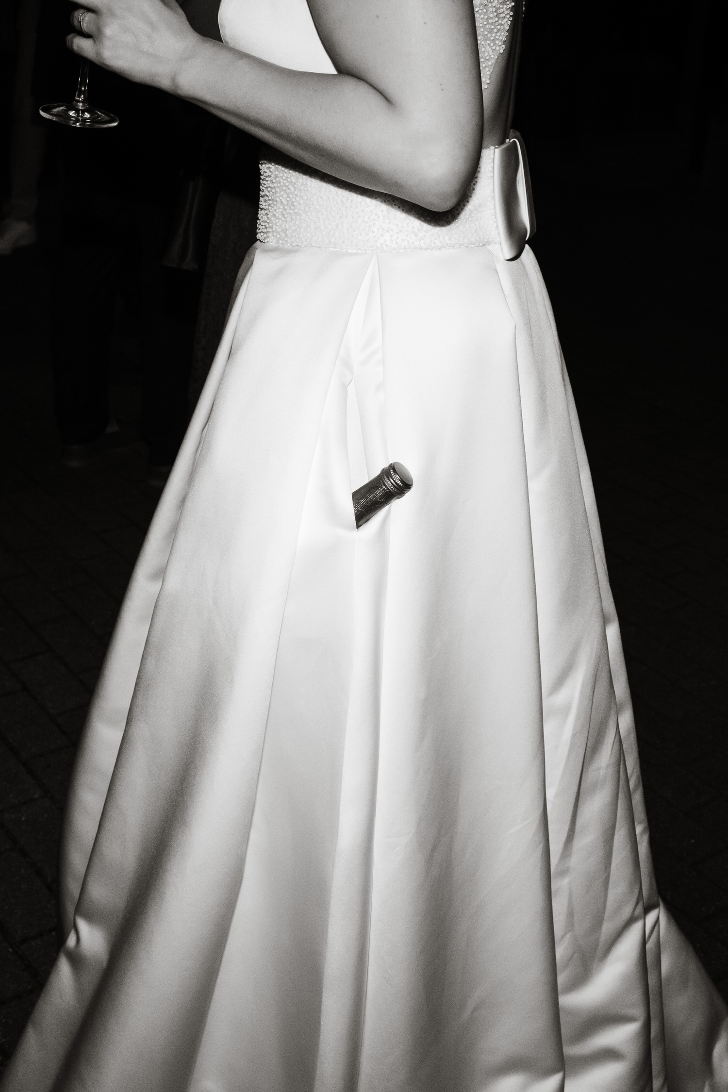 Hochzeitsfotograf Hamburg- Brautkleid mit Sektflasche in der Tasche