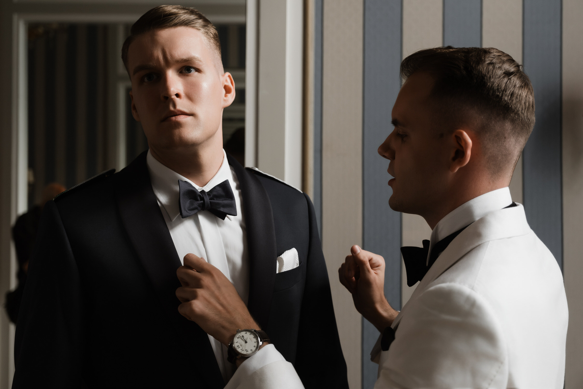 Hochzeitsfotograf Hamburg- Getting Ready Bräutigam fasst Partner an das Revers