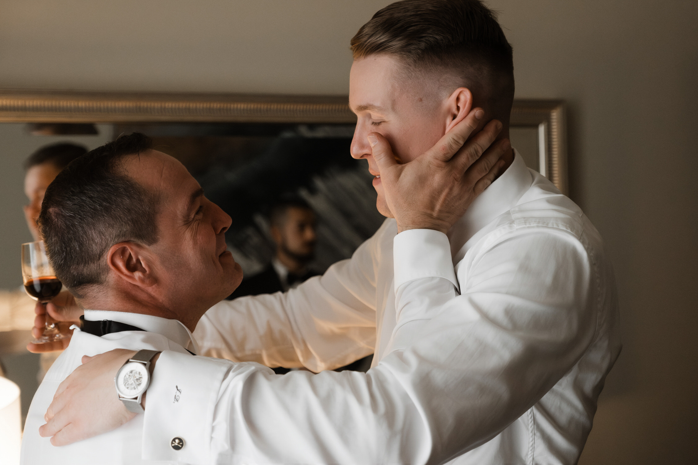 Hochzeitsfotograf Hamburg- Getting ready Vater und Bräutigam halten sich in den Armen