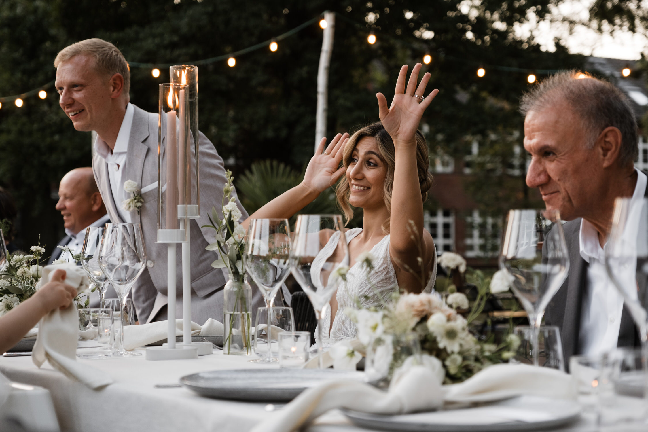 Hochzeitsfotograf Hamburg- Hochzeitspaar in Feierlaune