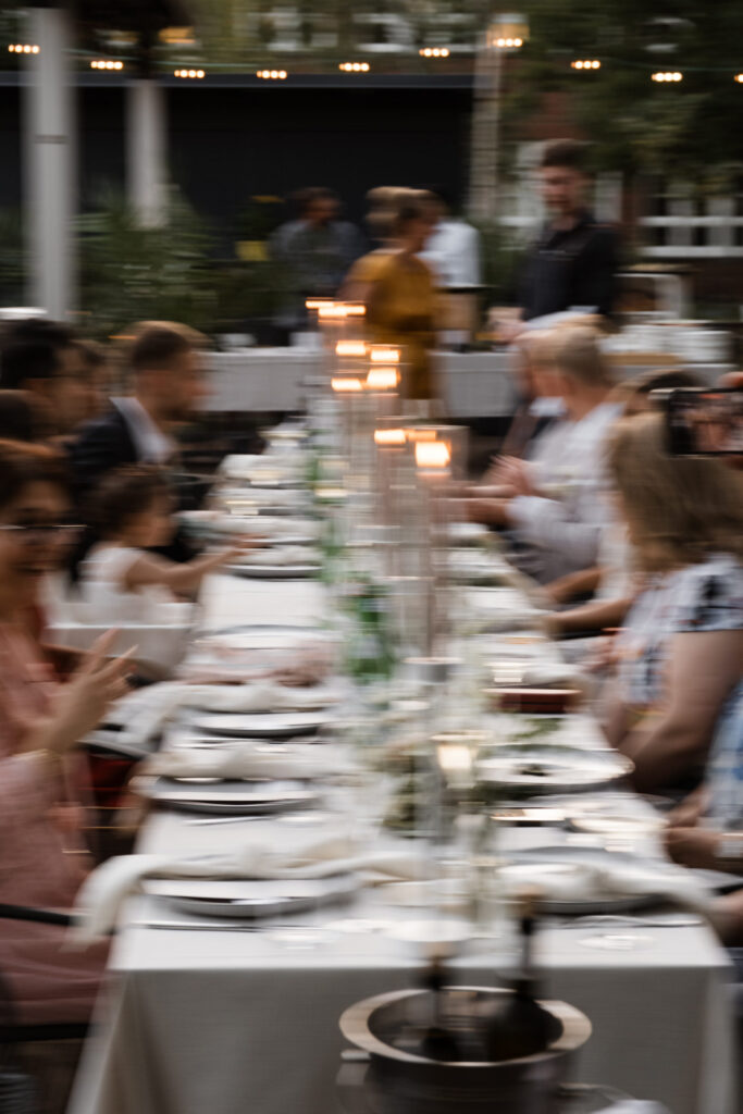 Hochzeitsfotograf Hamburg- Hochzeitstafel mit Gästen