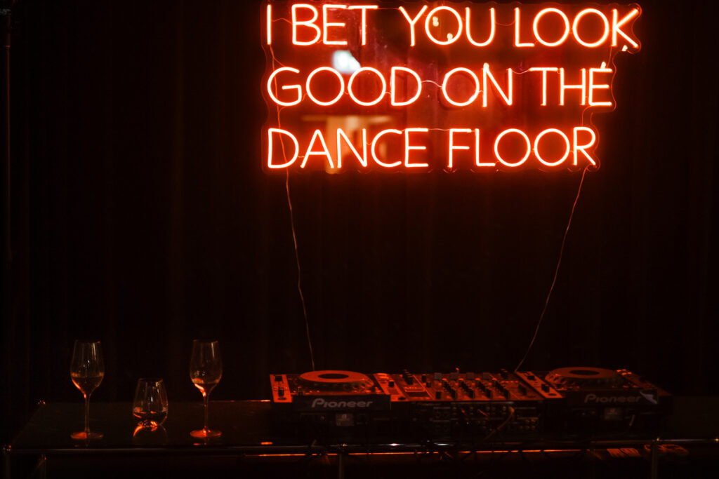 Hochzeitsfotograf Hamburg- Feierlocation, Schriftzug "I bet you look good on the dance floor"