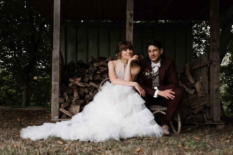 Hochzeitsfotografie Gut Mönkhof-Hochzeitsportrait des Paares vor dem Holzverschlag