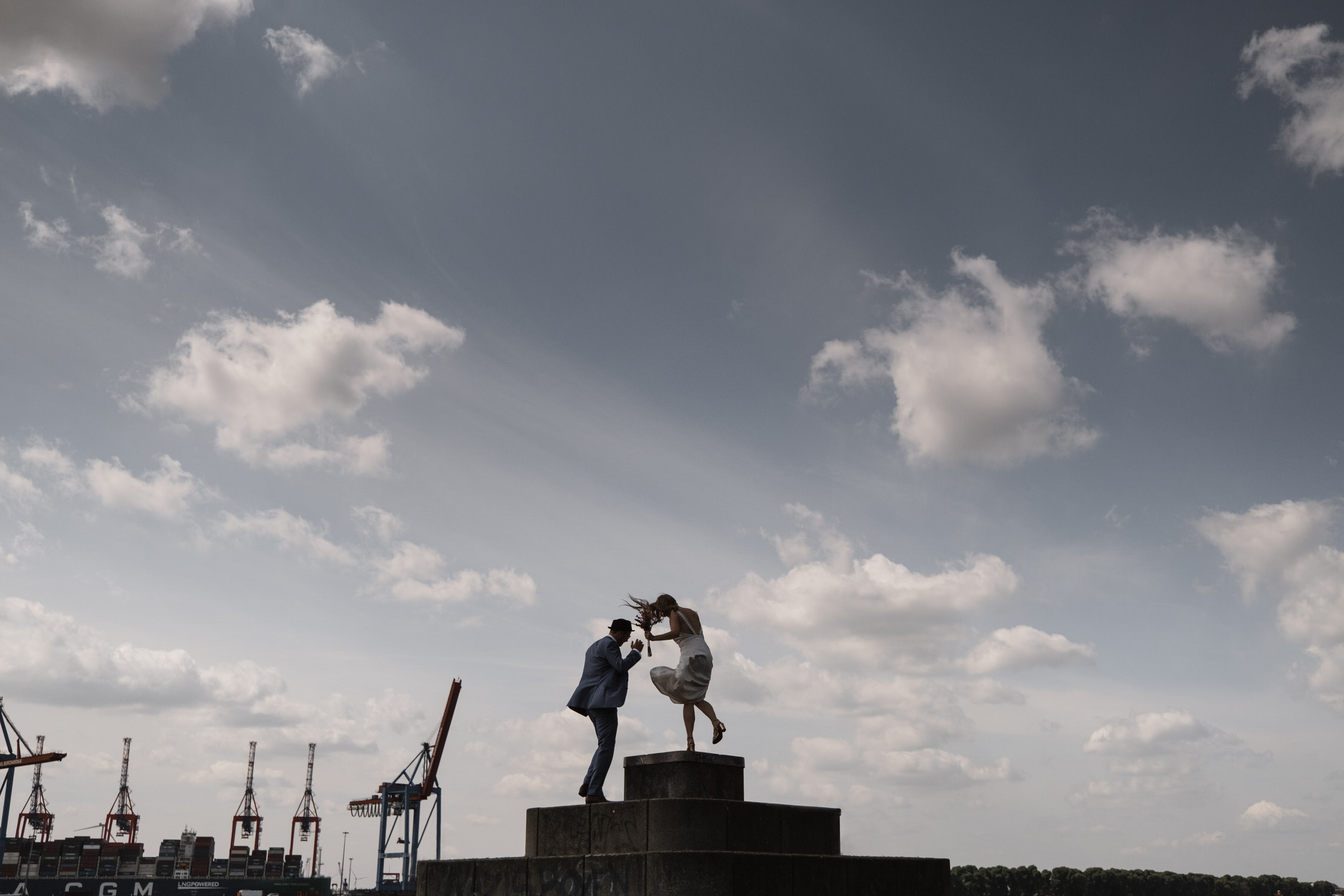 Hochzeitsfotograf Hamburg- Paarbilder vor Kränen im Hamburger Hafen