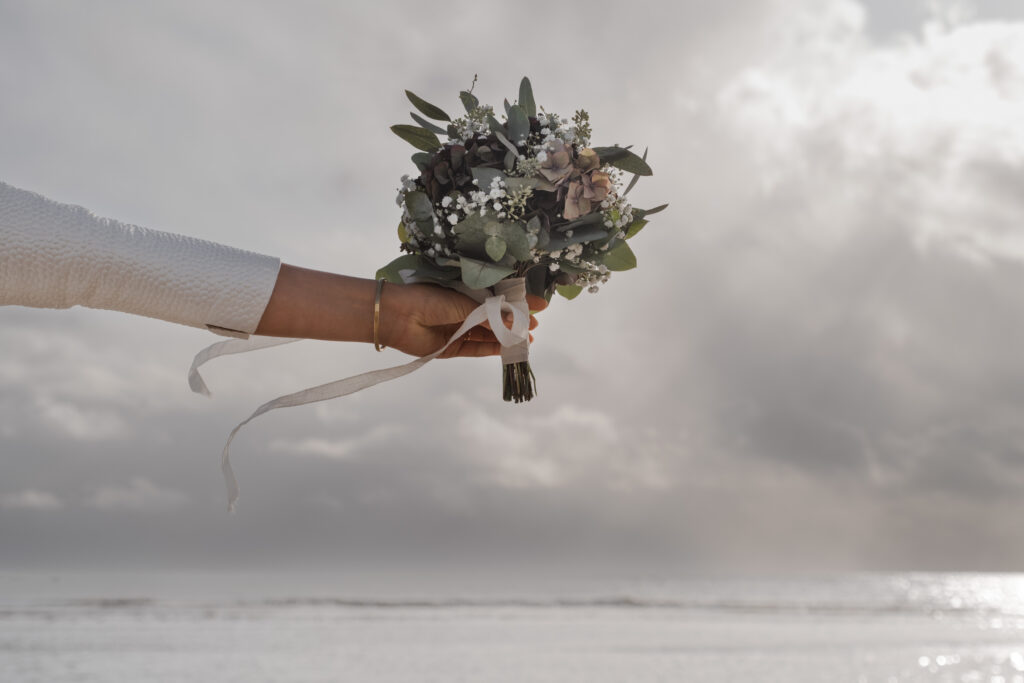 Hochzeitsfotograf Föhr- standesamtliche Trauung- Weingut Waalem- Hochzeitsportrait am Meer- Detailaufnahme Brautstrauß