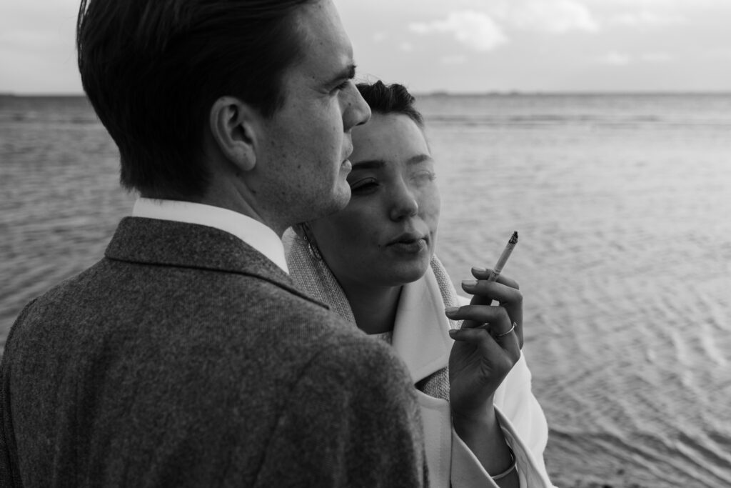 Hochzeitsfotograf Föhr- Portrait am Strand. Hochzeitspaar rauchend am Strand