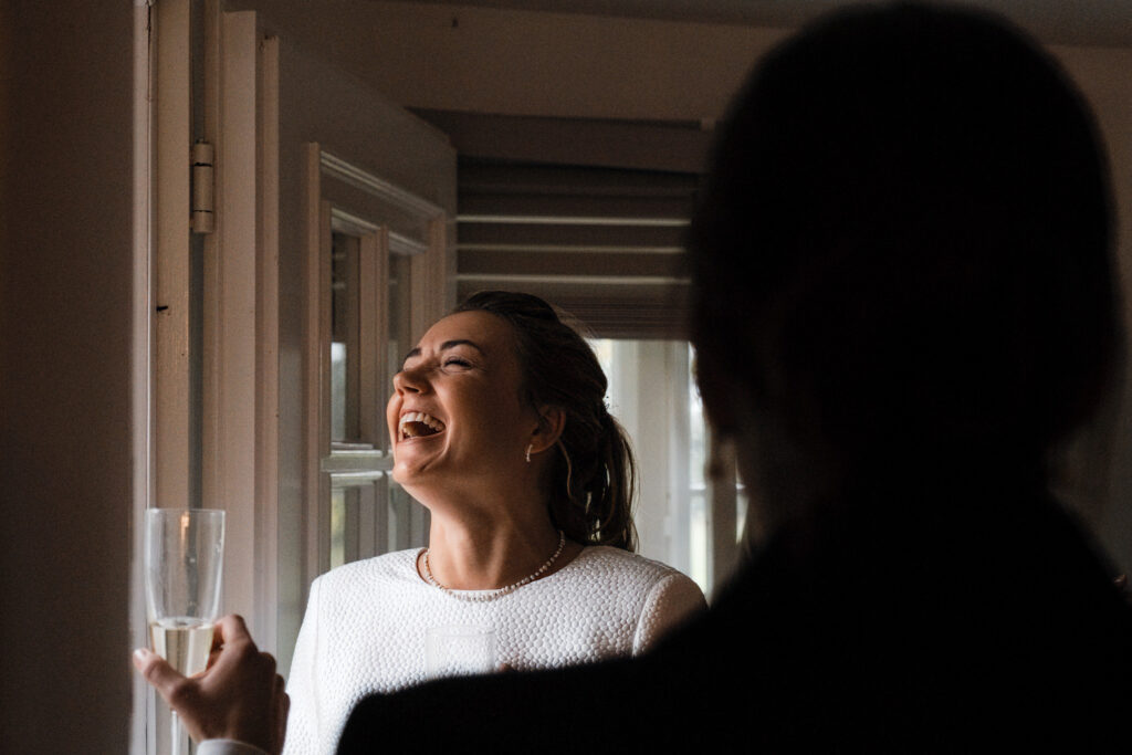 Hochzeitsfotograf Föhr- standesamtliche Trauung- Weingut Waalem- Abfahrt zur Trauung- Portraits Freundinnen der Braut.