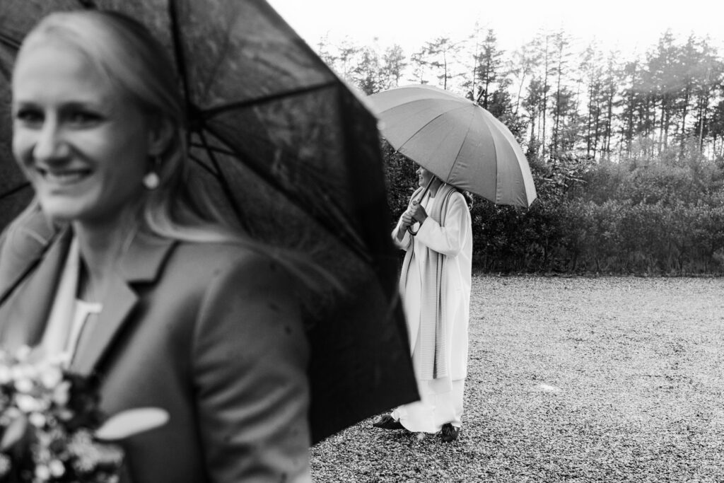 Hochzeitsfotograf Föhr- standesamtliche Trauung- Weingut Waalem- Ankunft der Braut im strömenden Regen