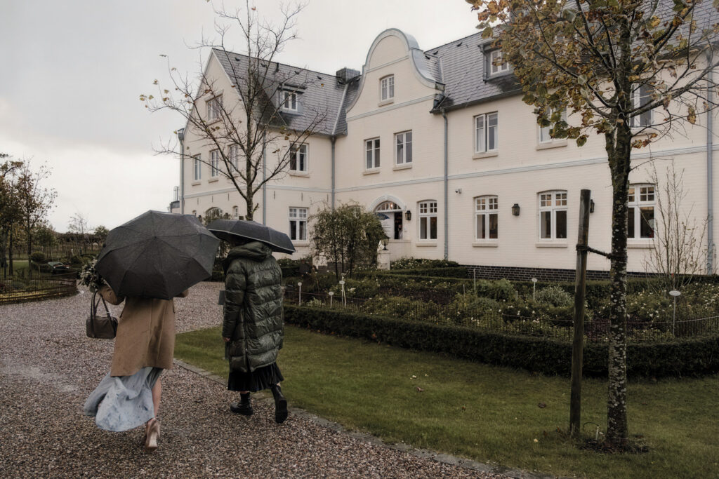 Hochzeitsfotograf Föhr- standesamtliche Trauung- Weingut Waalem- Ankunft der Gäste im strömenden Regen