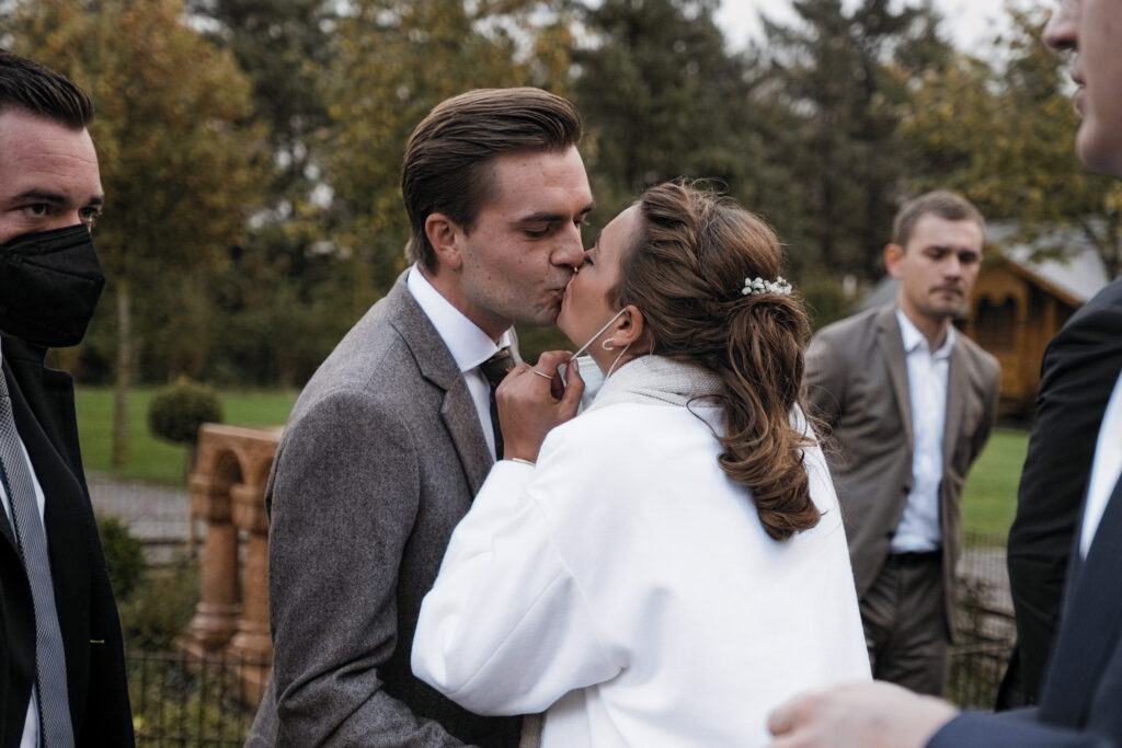 Hochzeitsfotograf Föhr- standesamtliche Trauung- Weingut Waalem- Trauung- Zusammenkunft aller Gäste- First Look Hochzeitspaar