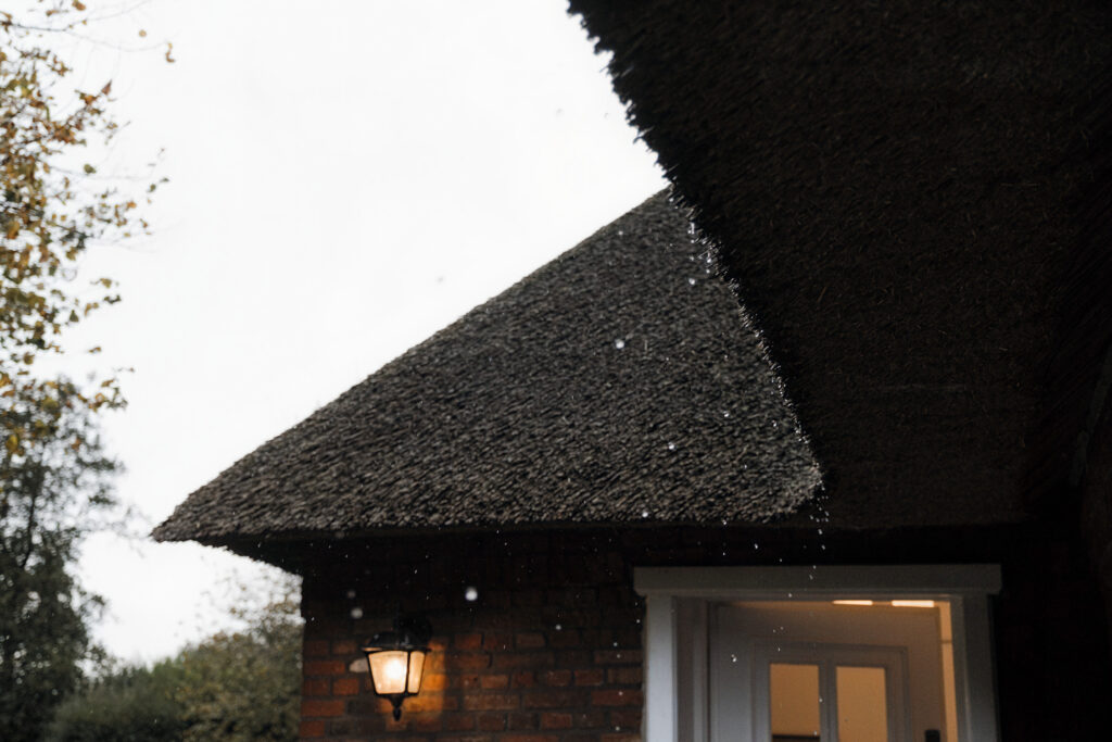 Hochzeitsfotograf Föhr- Vom Reetdachhaus tropft der Regen