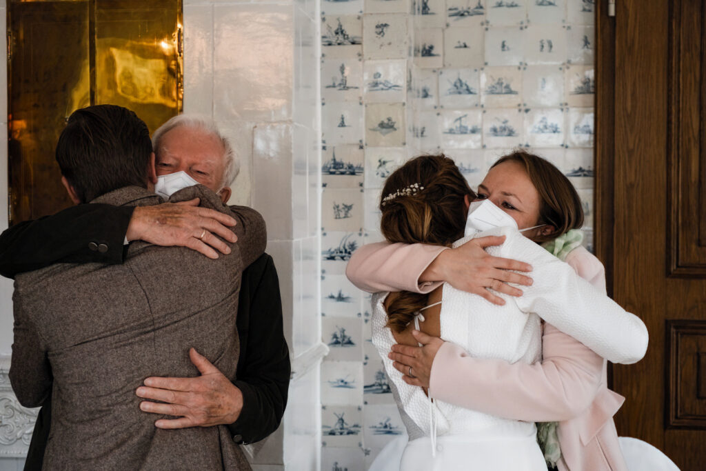 Hochzeitsfotograf Föhr- standesamtliche Trauung- Weingut Waalem- Empfang- Gratulation der Gäste durch das Hochzeitspaar