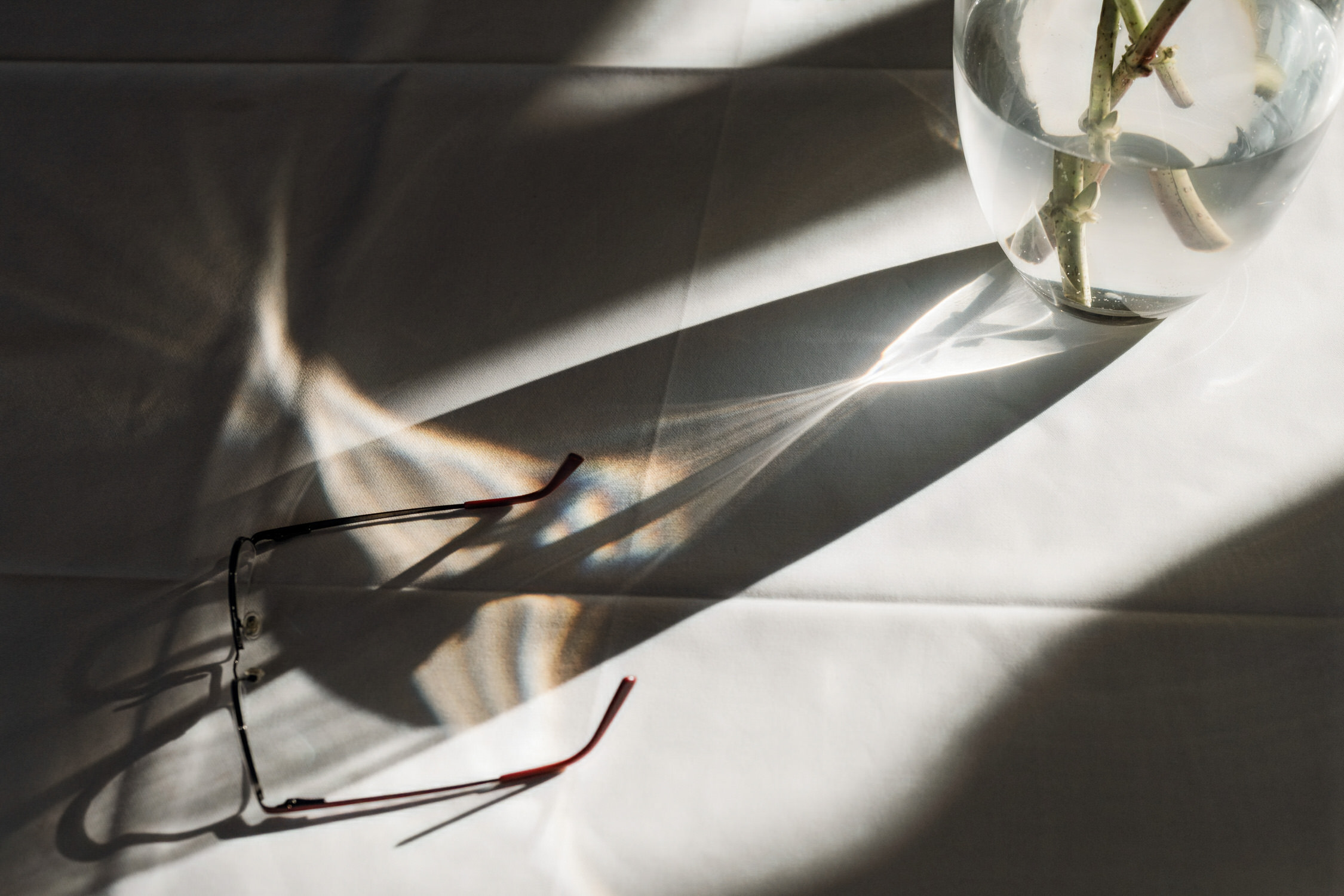 Hochzeitsfotograf Föhr- Detailaufnahme Brille und Vase