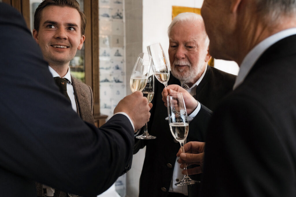 Hochzeitsfotograf Föhr- standesamtliche Trauung- Weingut Waalem- Empfang Anstoßen der Gäste