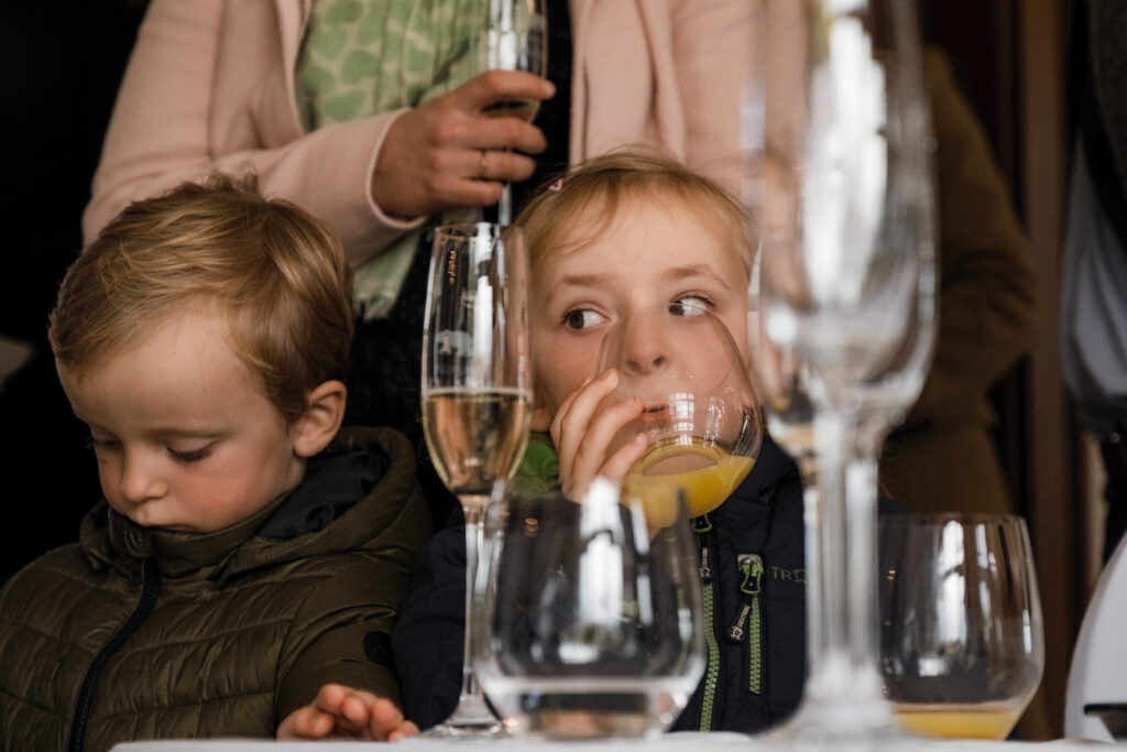 Hochzeitsfotograf Föhr- standesamtliche Trauung- Weingut Waalem- Kind trink zum Empfang Saft