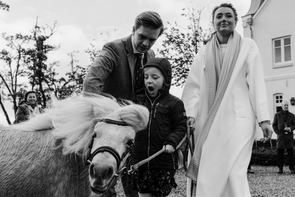 Hochzeitsfotograf Föhr- standesamtliche Trauung- Weingut Waalem- Pony mit Kind