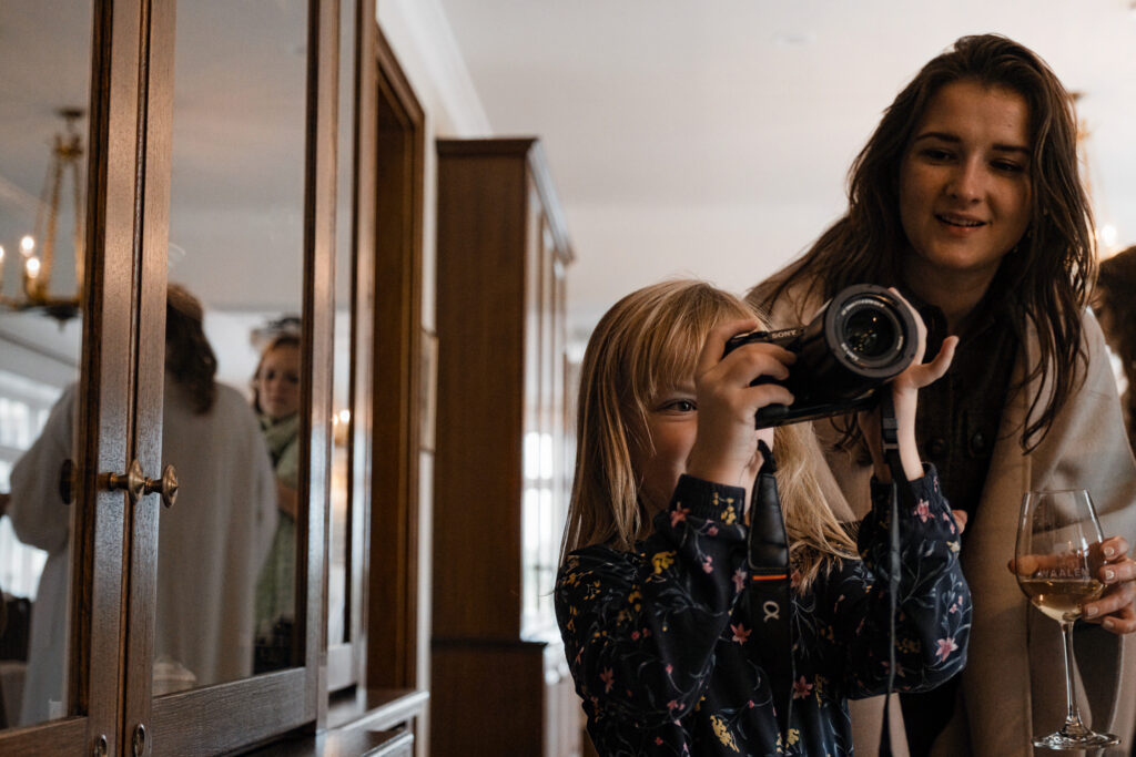 Hochzeitsfotograf Föhr- standesamtliche Trauung- Weingut Waalem- Empfang Kind fotografiert mit Kamera