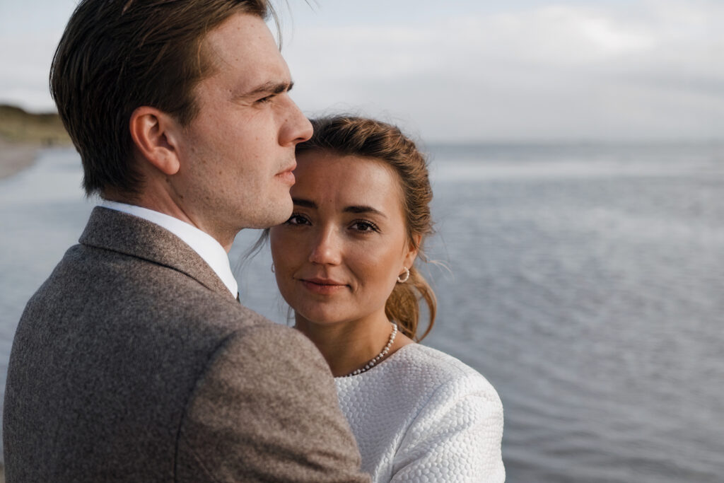 Hochzeitsfotograf Föhr- standesamtliche Trauung- Weingut Waalem- Hochzeitsportrait am Meer- Hochzeitspaar Nahaufnahme