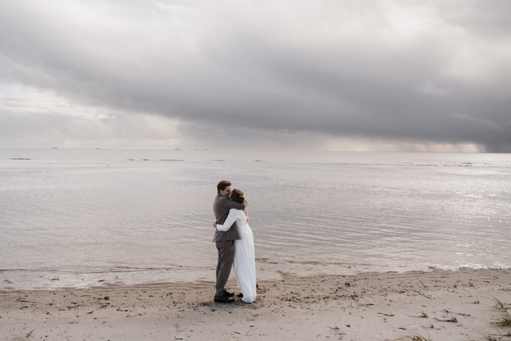 Hochzeitsfotograf Föhr- Portrait am Strand. Hochzeitspaar vor Meer Panorama