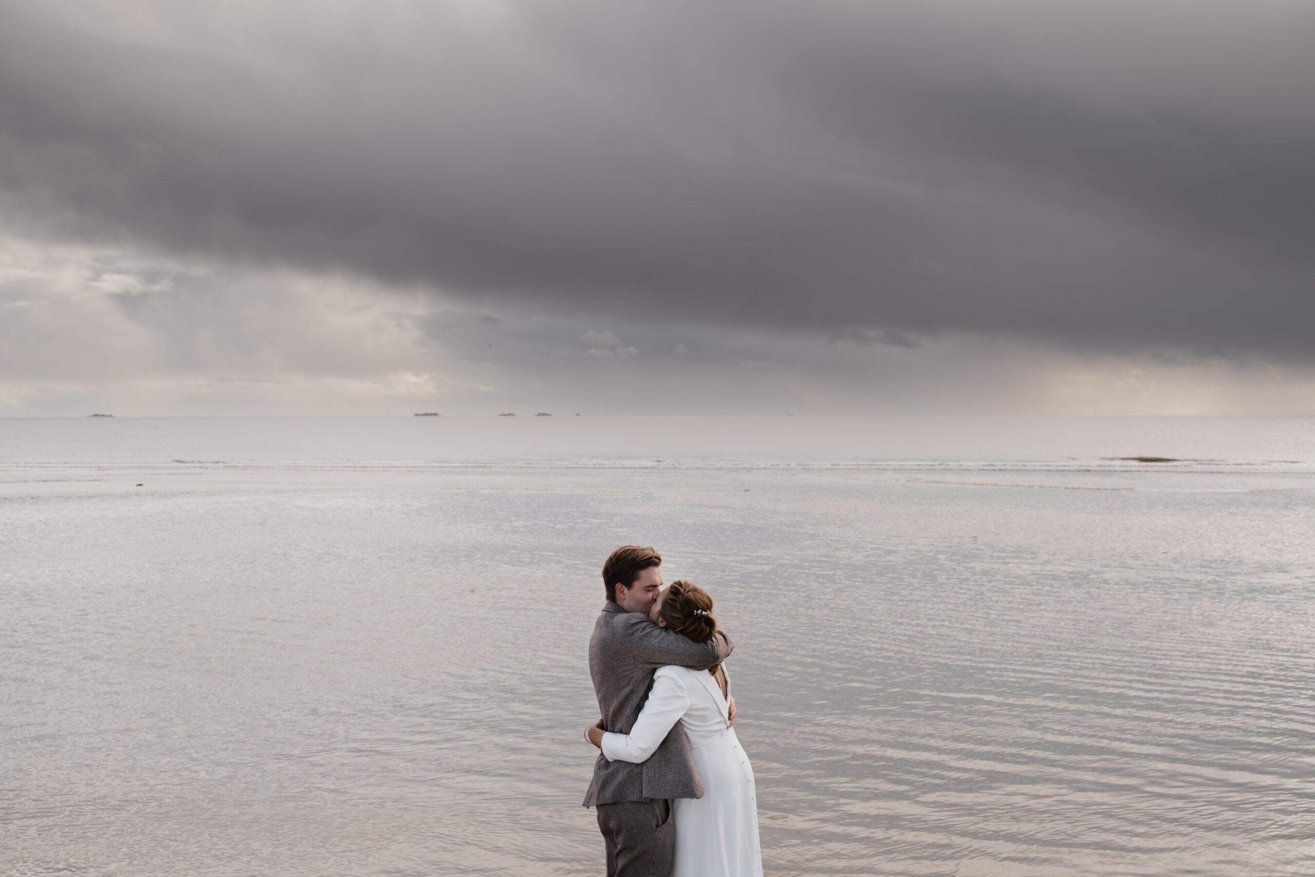 Hochzeitsfotograf Föhr-
Portrait am Strand. Hochzeitspaar vor Meer Panorama