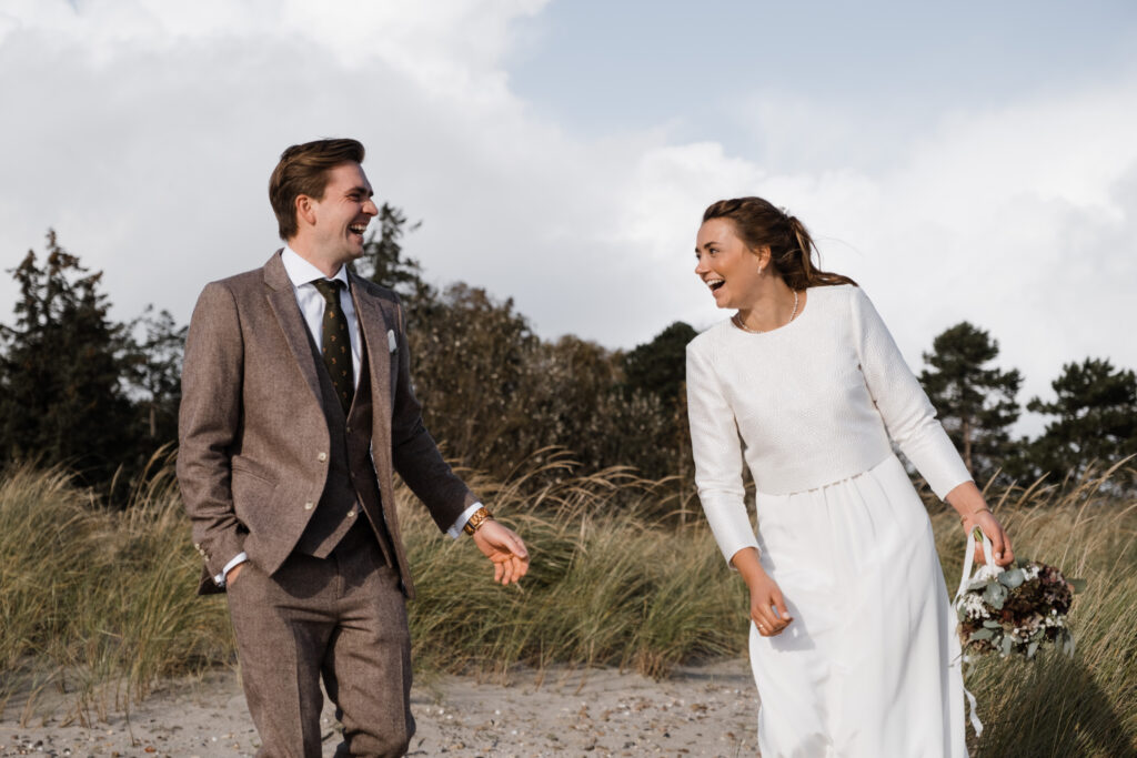 Hochzeitsfotograf Föhr- standesamtliche Trauung- Weingut Waalem- Hochzeitsportrait am Meer- Paar hat Spaß