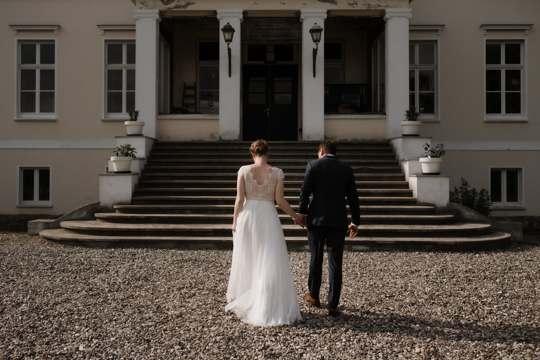 Hochzeitsfotografie Mecklenburg-Vorpommern-La Dersentina- Hochzeitspaar geht auf das Dersentina zu