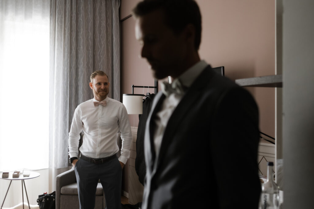 Hochzeitsfotografie Kieler Kaufmann-Getting Ready- Portrait Trauzeuge