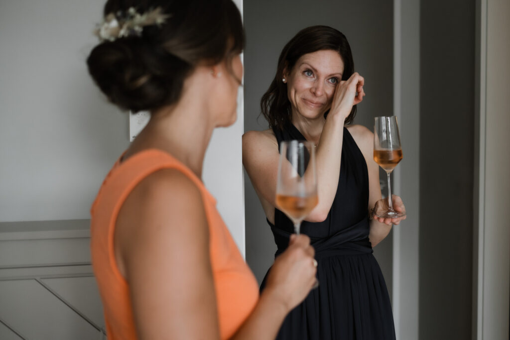 Hochzeitsfotografie Kieler Kaufmann-Getting Ready-Trauzeugin weint vor Rührung