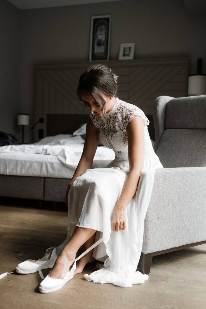 Hochzeitsfotografie Kieler Kaufmann-Getting Ready- Braut zieht die Schuhe an